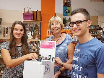Paula Hepp, Annemarie Fell und Joshua Augsburg werben für die neue Handy-Box. Foto: Arkadius Guzy