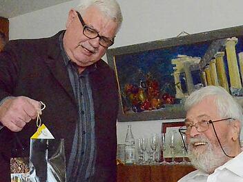 Weggefährte Walter Tausendpfund (l.) gratuliert Franz Och zum 85. Geburtstag.  Foto: Wilfried Roppelt