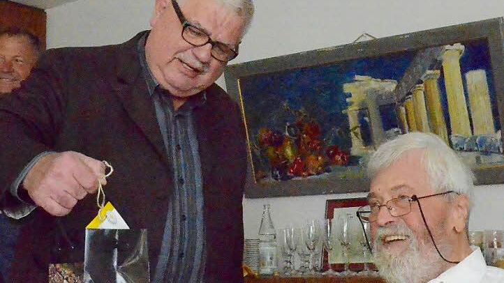 Weggefährte Walter Tausendpfund (l.) gratuliert Franz Och zum 85. Geburtstag.  Foto: Wilfried Roppelt