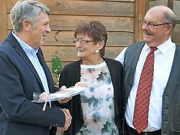 Für Ahorns Zweiten Bürgermeister Wolfgang Beyer (links) war es eine Ehrensache und Freude, dem Jubelpaar zu gratulieren. Foto: Lothar Weidner