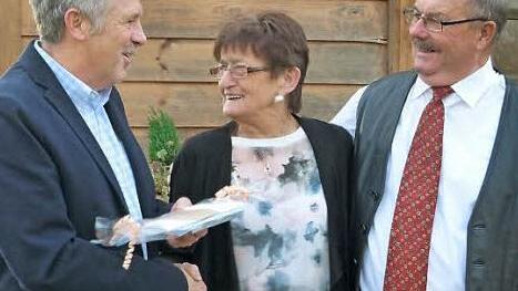 Für Ahorns Zweiten Bürgermeister Wolfgang Beyer (links) war es eine Ehrensache und Freude, dem Jubelpaar zu gratulieren. Foto: Lothar Weidner