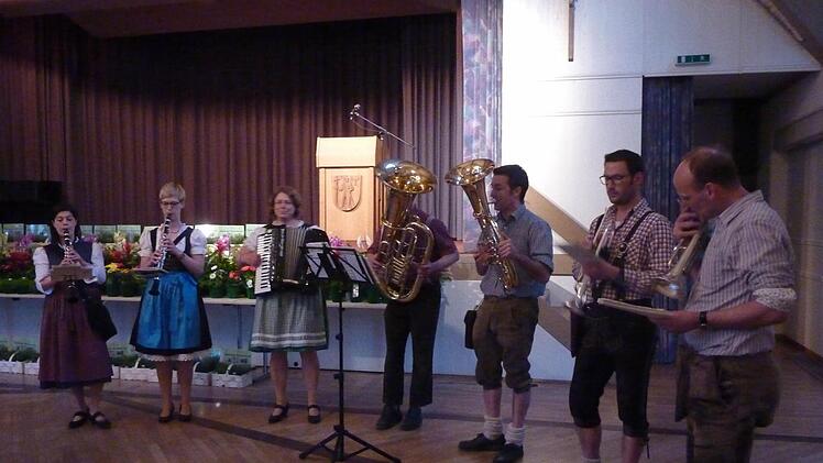Für beste Stimmung beim Bunten Abend des Obst- und Gartenbauvereins Eltmann sorgten die "Schwappier Gässles Geicher" mit fränkischen Melodien und frechen Texten.