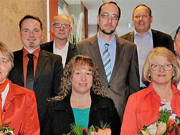 Dienstjubiläen und Verabschiedungen am Landratsamt Kulmbach. Im Bild (vorne, von links) Rita de Meyer, Bettina Fenner und Marion Herold sowie (dahinter, von links) Gerd Eichner, Norbert Halbhuber vom Job-Center, Josef Kinscher, Personalratsvorsitzender Udo Kastner und Landrat Klaus Peter Söllner.  Foto: Werner Reißaus