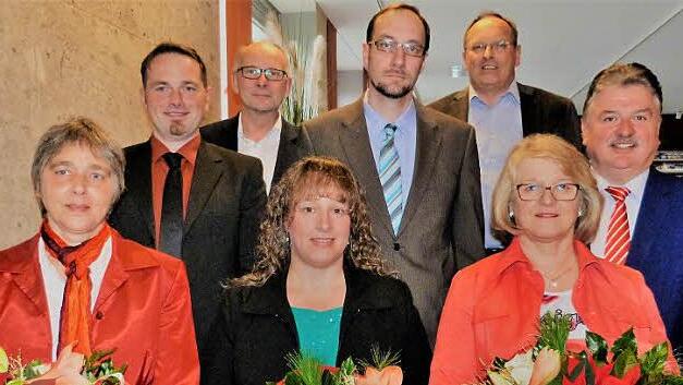 Dienstjubiläen und Verabschiedungen am Landratsamt Kulmbach. Im Bild (vorne, von links) Rita de Meyer, Bettina Fenner und Marion Herold sowie (dahinter, von links) Gerd Eichner, Norbert Halbhuber vom Job-Center, Josef Kinscher, Personalratsvorsitzender Udo Kastner und Landrat Klaus Peter Söllner.  Foto: Werner Reißaus