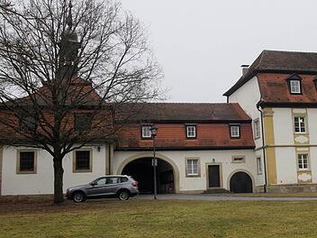 Verwaltungsgemeinschaft und Schlosskapelle von Gleisenau sind über einen Rundbogen baulich miteinander verbunden. Hier soll möglicherweise eine Defribillator installiert und für die Öffentlichkeit dann zugänglich sein. Foto: Günther Geiling