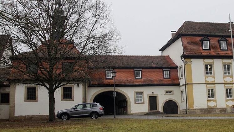 Verwaltungsgemeinschaft und Schlosskapelle von Gleisenau sind über einen Rundbogen baulich miteinander verbunden. Hier soll möglicherweise eine Defribillator installiert und für die Öffentlichkeit dann zugänglich sein. Foto: Günther Geiling