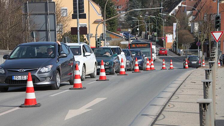 Auf der Eisenbahnbrücke staut sich der Verkehr.  Foto: Andreas Schmitt