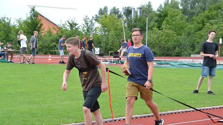 Beim Schulfest gab es viel auszuprobieren, auch Sportliches. Foto: Uschi Prawitz