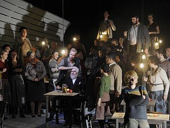 Szene aus der Neuinszenierung von "Guillaume Tell", mit der die erste Spielzeit unter dem neuen Staatsintendanten Bodo Busse eröffnet wurde. In der Titelrolle: Peter Schöne. Foto: Martin Kaufhold