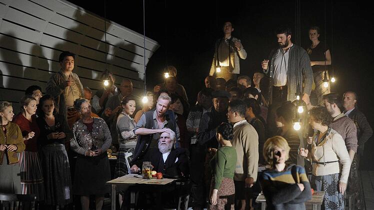Szene aus der Neuinszenierung von "Guillaume Tell", mit der die erste Spielzeit unter dem neuen Staatsintendanten Bodo Busse eröffnet wurde. In der Titelrolle: Peter Schöne. Foto: Martin Kaufhold