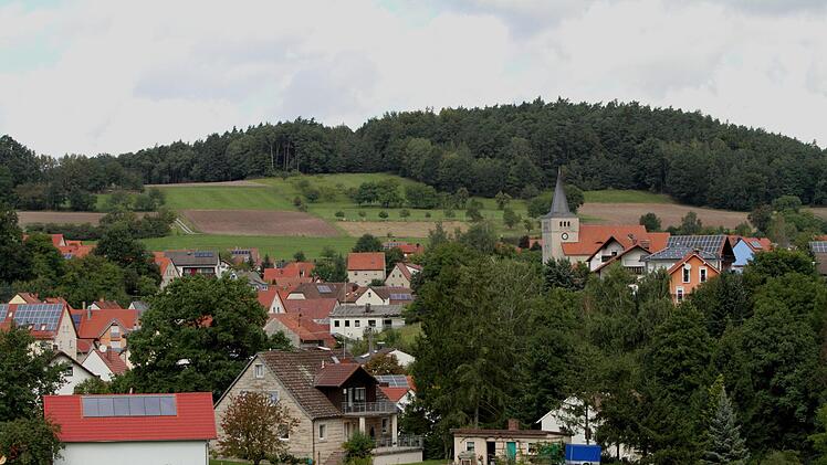 Die Ortskirche St. Matthäus thront über den Häusern von Breitbrunn. Günther Geiling