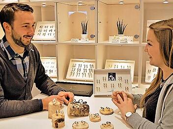Juniorchef Michael Servatius (30) beim Beratungsgespräch im neuen Trauring-Studio.  Foto: Sigismund von Dobschütz