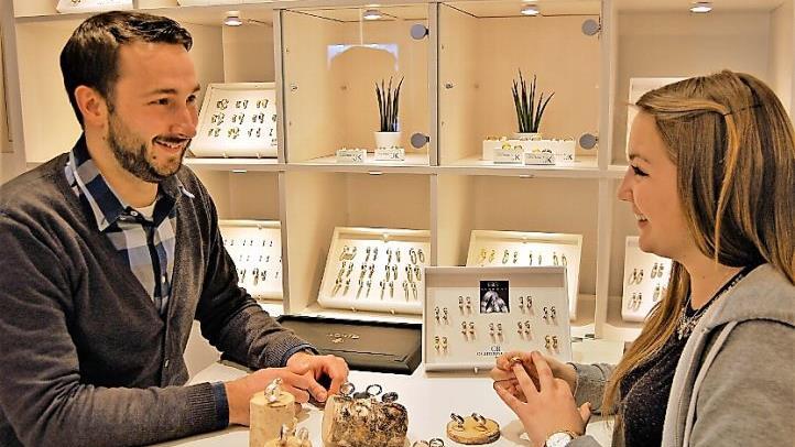 Juniorchef Michael Servatius (30) beim Beratungsgespräch im neuen Trauring-Studio.  Foto: Sigismund von Dobschütz