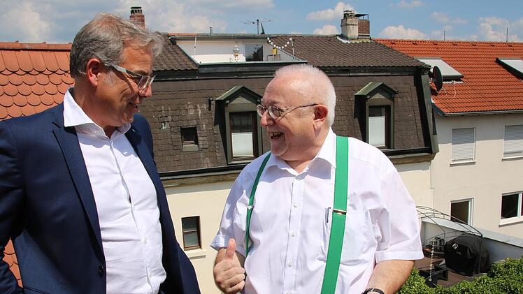 Matthias Gebhardt und Karl Heilmann auf dem Dach des Heilmann-Hauses in der Hauptstraße 7.