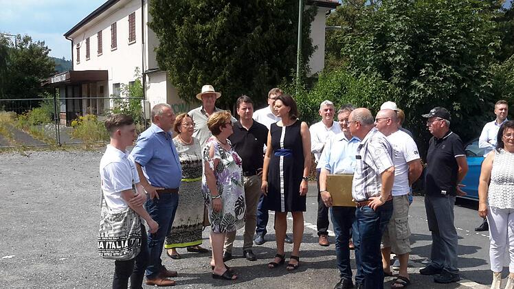 Beim Besuch der bayerischen Staatsministerin Ilse Aigner (Bildmitte rechts) Anfang August hatte Bürgermeisterin Brigitte Meyerdierks (Bildmitte links) schon einmal angesprochen, wie man sich in Bad Brückenau die Umgestaltung und spätere Nutzung des Bahnhofsareals vorstellt. Jetzt kann die konkrete Planung in Angriff genommen werden. Rolf Pralle