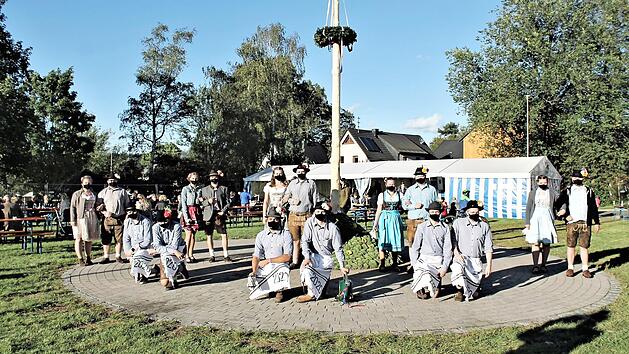 In Hirschfeld wurde das Brauchtum gepflegt, allerdings unter Pandemie-Bedingungen. Foto: Veronika Schadeck