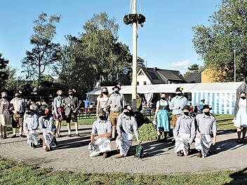 In Hirschfeld wurde das Brauchtum gepflegt, allerdings unter Pandemie-Bedingungen. Foto: Veronika Schadeck