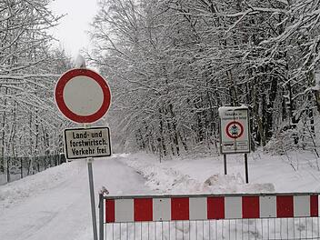 Nach dem Verkehrskollaps Richtung Berghaus Rhön vor einigen Wochen, wurde die Zufahrtsstraße notgedrungen gesperrt. Jetzt ist dort eine kilometerlange Rodelbahn entstanden.