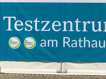 Das Testzentrum am Bad Kissinger Rathaus ist jetzt auch nachmittags und samstags geöffnet. Foto: Monika Koch