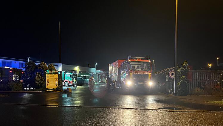 Brand im Containerbereich: Feuer auf Gelände eines Abfallentsorgungsbetriebes