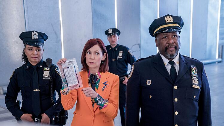 Officer Kaya Blanke (Carra Patterson, links) und Captain Wagner (Wendell Pierce, rechts) haben sich mittlerweile an ihre ungewöhnliche Kollegin Elsbeth Tascioni (Carrie Preston) gewöhnt.