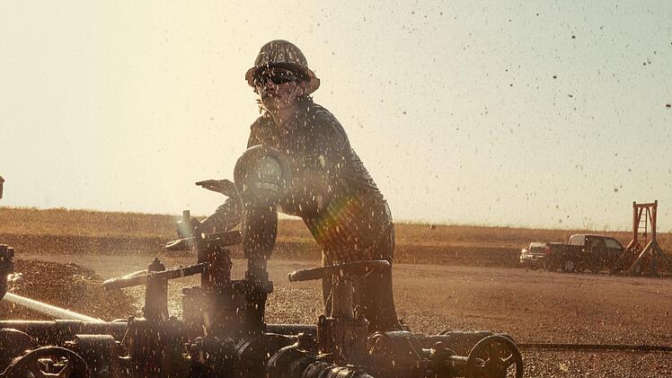 Das schwarze Gold könnte ihn reich machen: Cooper (Jacob Lofland) stößt auf eine Ölquelle.
