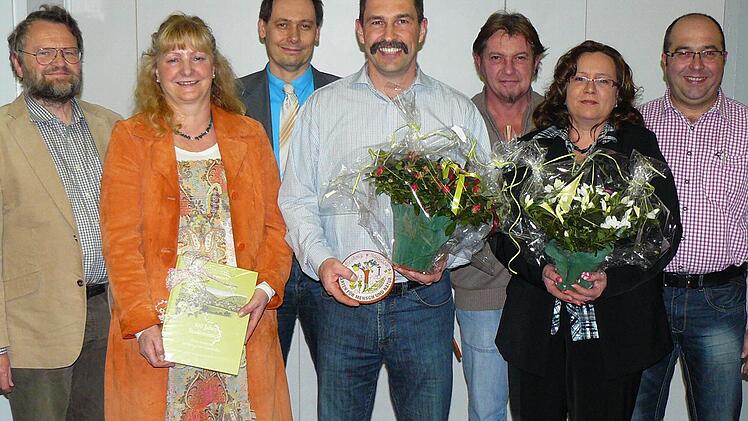 Die Tonmodeln des Landkreises Kulmbach sind alle Jahre Lohn bei der Prämierung von naturnah gestalteten Anwesen. Unser Bild zeigt (von links) Kreisfachberater Friedhelm Haun, Monika Lederer, Bürgermeister Roland Wolfrum, Harald Mü Foto: Klaus-Peter Wulf