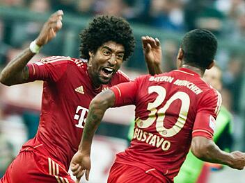 Da jubelten sie noch für Bayern: Dante und Luiz Gustavo. Im DFB-Pokalfinale dürfen sie aber nicht spielen. Foto: Bonn-Meuser/dpa