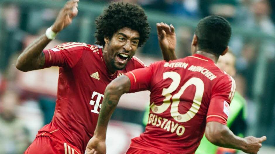 Da jubelten sie noch für Bayern: Dante und Luiz Gustavo. Im DFB-Pokalfinale dürfen sie aber nicht spielen. Foto: Bonn-Meuser/dpa
