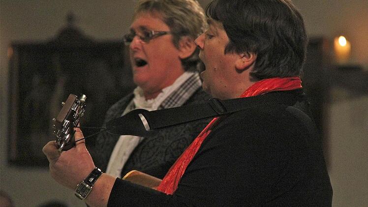 Gesangsduo: Katja Brandenstein (vorn mit Gitarre) und Margit Schühler singen die frohe Weihnachtsbotschaft.