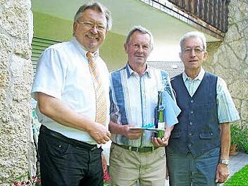 Bürgermeister Hans Pietz (links) gratuliert Alfons Fehn (Mitte) und Reinhold Wolf zum 75. Geburtstag. Beide sind in ihrem Heimatort außerordentlich ehrenamtlich engagiert.  Foto: Karl-Heinz Hofmann
