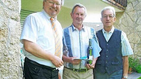 Bürgermeister Hans Pietz (links) gratuliert Alfons Fehn (Mitte) und Reinhold Wolf zum 75. Geburtstag. Beide sind in ihrem Heimatort außerordentlich ehrenamtlich engagiert.  Foto: Karl-Heinz Hofmann