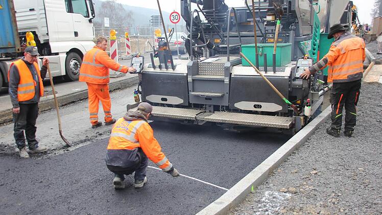 Immer muss nachgemessen werden, ob auch alles passt. Auf unserem Bild sucht ein Bauarbeiter einen Wasserschieber, der dann ausgegraben wird.  Foto: Friedwald Schedel
