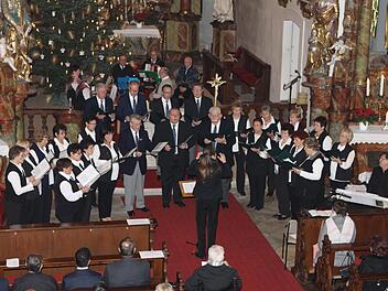 Auch in diesem Jahr hat der Volkschor Kronach zu einem Weihnachtlichen Singen in die Klosterkirche eingeladen. Unter der Leitung der neuen Dirigentin Sabine Hempfling hatte man ein umfangreiches Programm dargeboten.  Foto: Michael Wunder