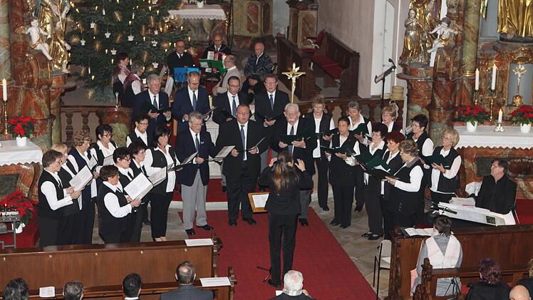 Auch in diesem Jahr hat der Volkschor Kronach zu einem Weihnachtlichen Singen in die Klosterkirche eingeladen. Unter der Leitung der neuen Dirigentin Sabine Hempfling hatte man ein umfangreiches Programm dargeboten.  Foto: Michael Wunder