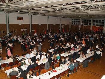 Zu einem besonderen Erlebnis wurde am Samstag der Caritasball im Oberaurach-Zentrum in Trossenfurt. Erst um 2 Uhr morgens verließen die letzten Tanzpaare nach einem finalen Cha-Cha die Tanzfläche.