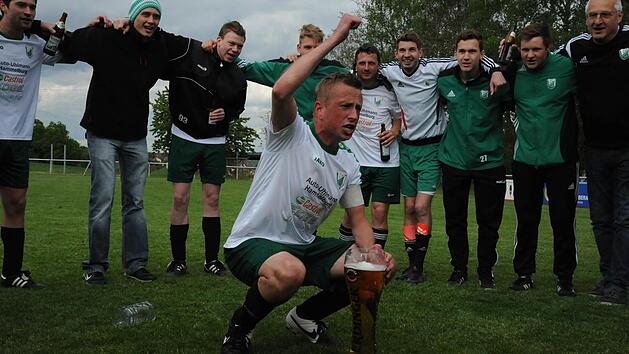 Torj&auml;ger und Anheizer: Sven R&ouml;thlein gibt den Dirigenten f&uuml;r den Untererthaler Champions-Reigen. Fotos: Hopf
