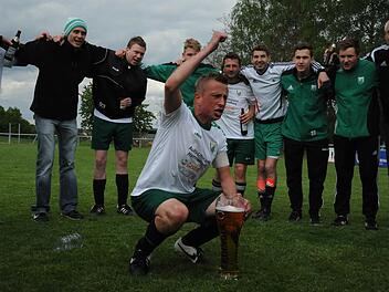 Torjäger und Anheizer: Sven Röthlein gibt den Dirigenten für den Untererthaler Champions-Reigen. Fotos: Hopf