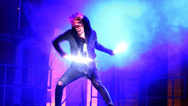 Immer wieder gab es Tanzacts zu bestaunen - Lichteffekte inklusive. Foto: Jochen Berger