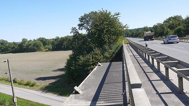 Sanierungsfall: Die Brücke über die Bahnstrecke von Coburg nach Sonneberg ist in einem sehr schlechten Zustand. Deshalb will sie das Staatliche Bauamt erneuern - der Termin dafür ist jedoch noch offen. Foto: Berthold Köhler