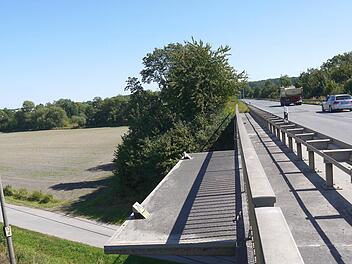 Sanierungsfall: Die Brücke über die Bahnstrecke von Coburg nach Sonneberg ist in einem sehr schlechten Zustand. Deshalb will sie das Staatliche Bauamt erneuern - der Termin dafür ist jedoch noch offen. Foto: Berthold Köhler