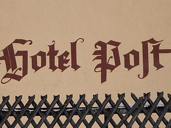 Impressionen des ehemaligen Hotels "Post": Ein Investor kündigte die Sanierung an, doch das Projekt stockt. Foto: Ulrike Müller