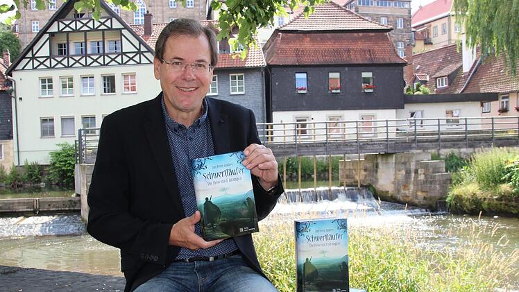 Peter Engerisser wollte sich als Autor von seinen Geschichtsbüchern abgrenzen. Deswegen hat er bei dem Buch "Schwertläufer" das Pseudonym Jan Peter Andres gewählt. Foto: Lisa Kieslinger