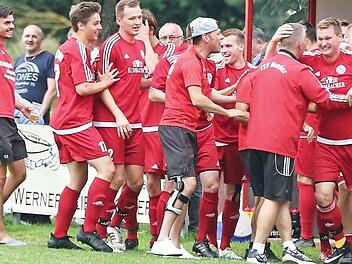 Ausnahmezustand beim TSV Meeder: Tim Knoch (Arm in Arm mit seinem Trainer) war für das Pokalspiel gegen Hof trotz einer roten Karte, die er am Sonntag im Bezirksliga-Punktspiel gegen den FC Mitwitz wegen einer Beleidigung kassierte, spielberechtigt. Und das war gut so, denn der bullige Stürmer erzielte in der ersten Hälfte zwei Tore zur zwischenzeitlichen 2:1-Sensationsführung des gastgebenden Außenseiters gegen den Bayernligisten. Fotos: Heinrich Weiß