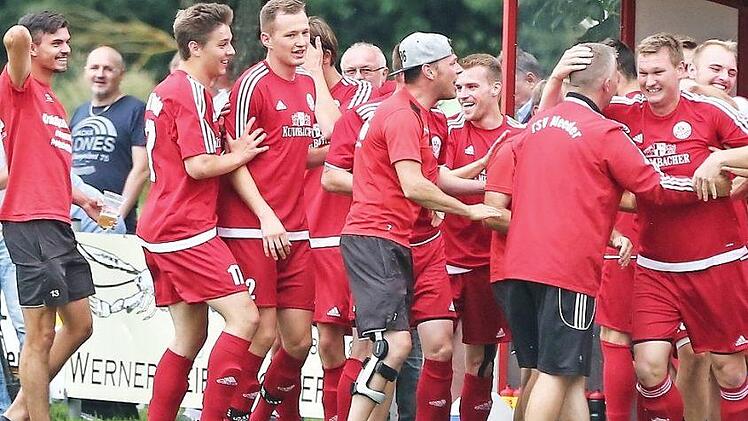 Ausnahmezustand beim TSV Meeder: Tim Knoch (Arm in Arm mit seinem Trainer) war für das Pokalspiel gegen Hof trotz einer roten Karte, die er am Sonntag im Bezirksliga-Punktspiel gegen den FC Mitwitz wegen einer Beleidigung kassierte, spielberechtigt. Und das war gut so, denn der bullige Stürmer erzielte in der ersten Hälfte zwei Tore zur zwischenzeitlichen 2:1-Sensationsführung des gastgebenden Außenseiters gegen den Bayernligisten. Fotos: Heinrich Weiß