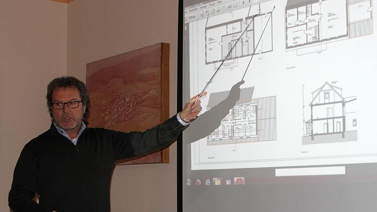 Architekt Hubertus Gieb erläuterte dem Gremium anhand seiner Pläne die Maßnahmen zur Sanierung der "Oberen Wirtschaft" in Neubrunn.Günther Geiling