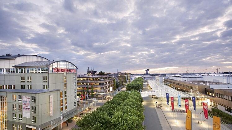 Ob direkt am Flughafen oder ein klein wenig außerhalb - mit diesen Hotels sind Sie in kürzester Zeit am Reise-Knotenpunkt Frankens. Bild: Mövenpick Hotel Nürnberg