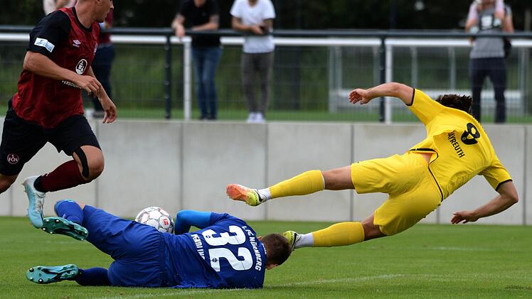 FCN-Torwart Jonas Wendlinger ist einen Moment schneller am Ball als Marcel Schiller.  Foto: Peter Mularczyk