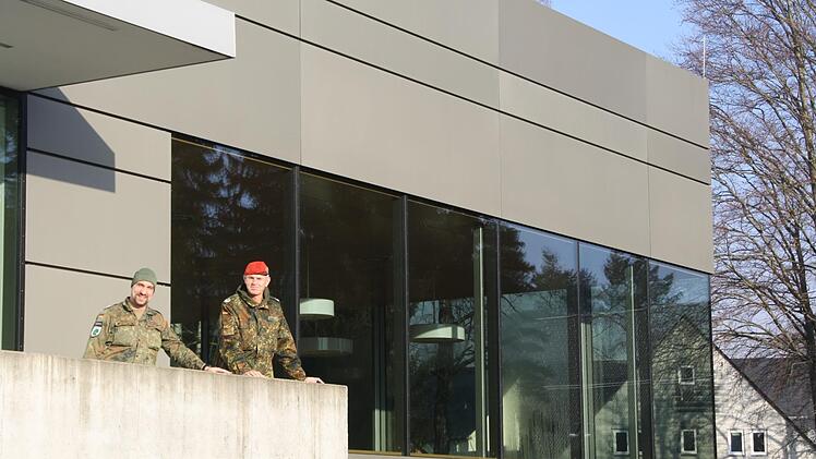 Wildflecken: Roman Jähnel, Kommandeur des Bereichs Truppenübungsplatzkommandantur Süd, und Christoph Peschel, Kommandant der Rhön-Kaserne, am neuen Wirtschaftsgebäude Foto: Ulrike Müller