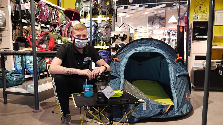 Zelt, Luftmatratze, Campingstuhl und Tisch: Max Dötsch von Intersport Wohlleben zeigt die Ausrüstung fürs Campen. Foto: Rebecca Vogt